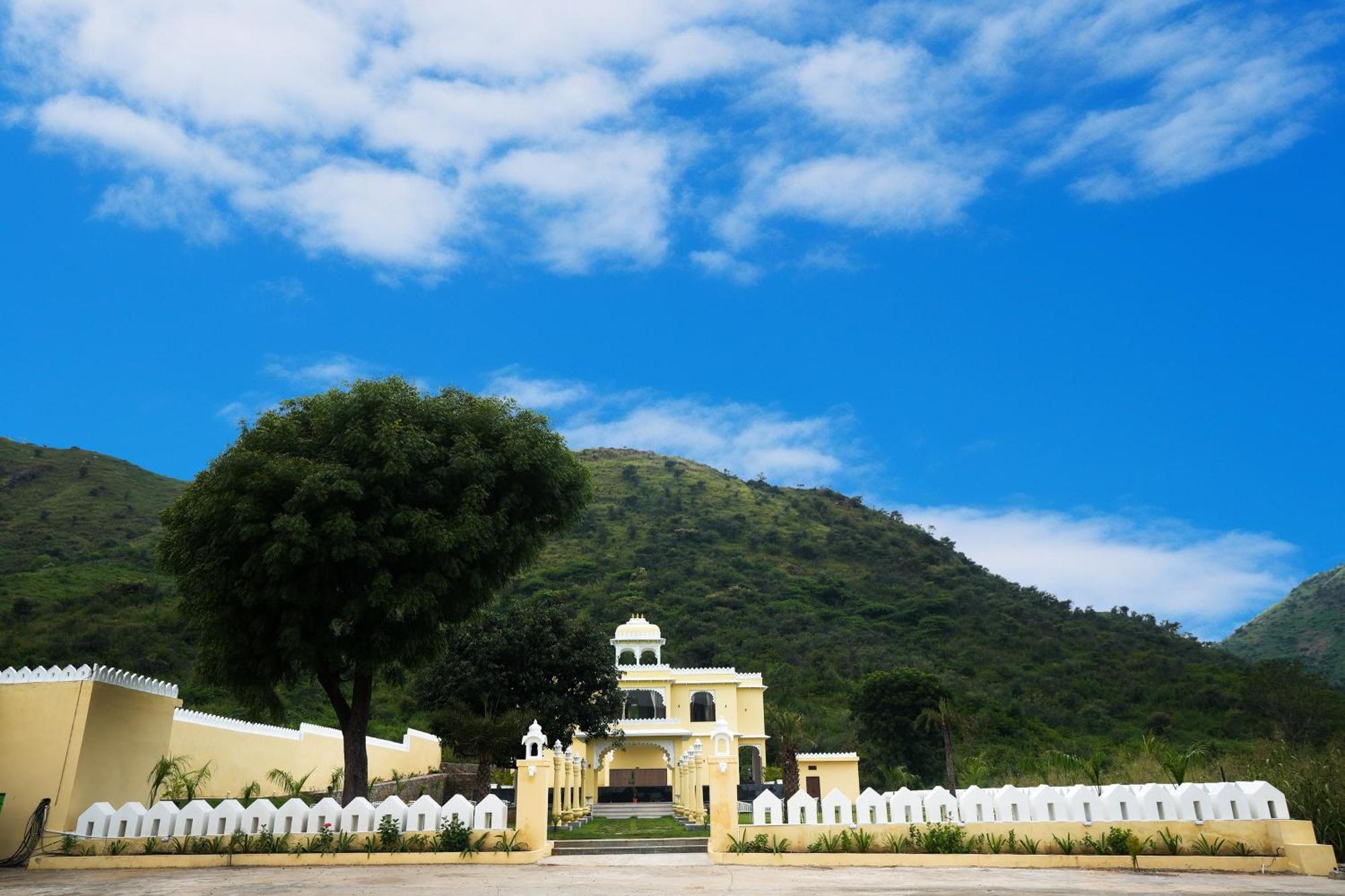 Maangarh Resorts Udaipur Esterno foto